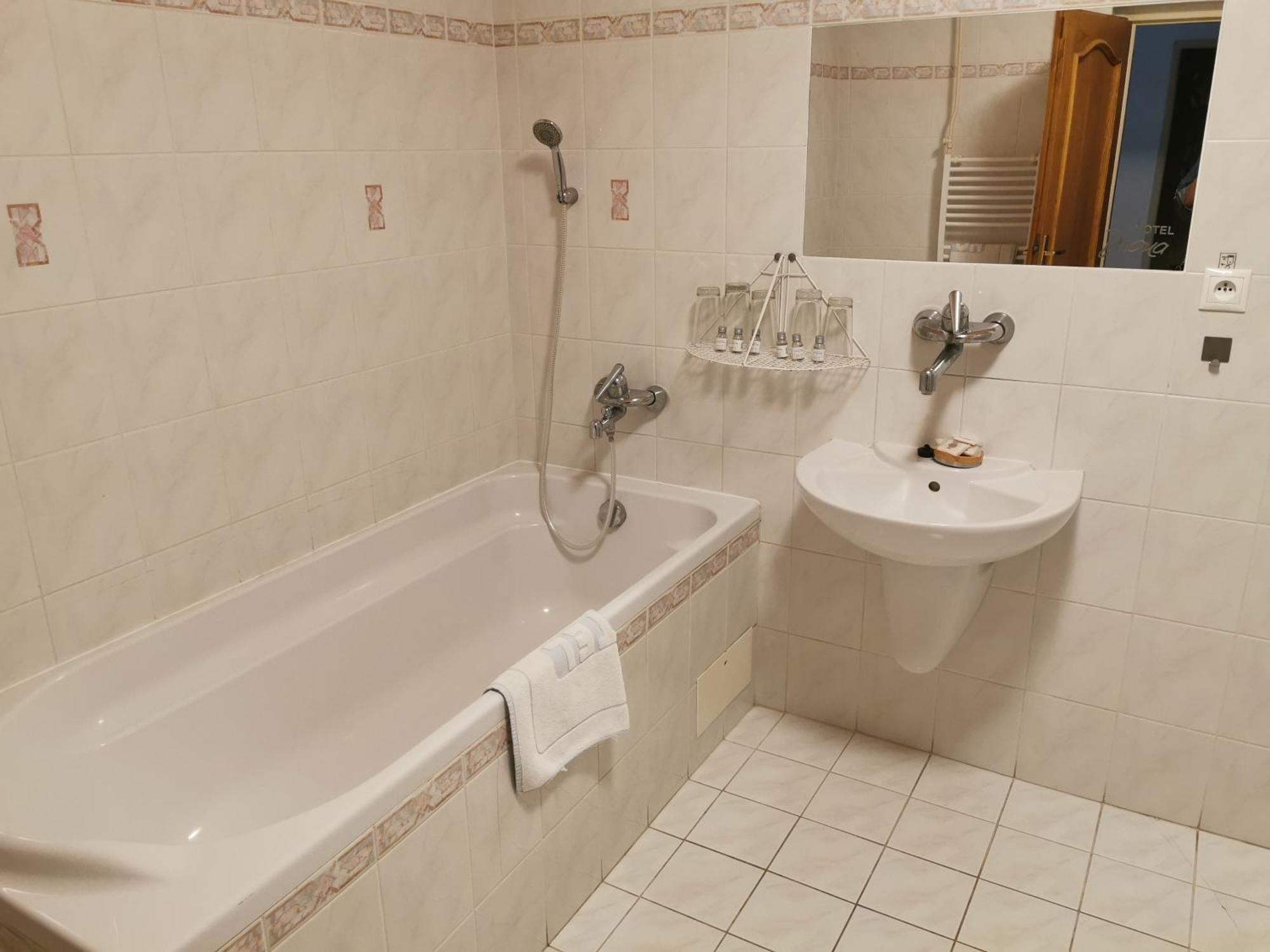 Hotel Diana Nové Mesto nad Váhom Quarto foto